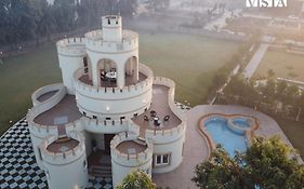 Stayvista'S Mystic Castle With Terrace, Swimming Pool, Lawn With Gazebo